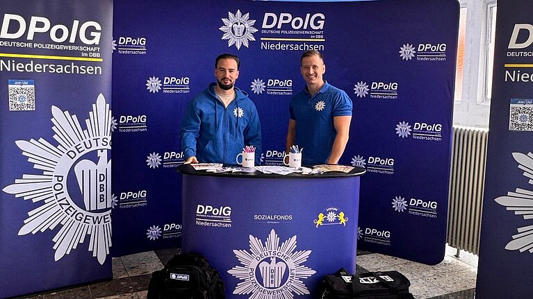 Schöner Erfolg am Tag der Gewerkschaften: DPolG begrüßt zahlreiche neue Studierende an der PA Hann. Münden. Zu sehen auf dem Bild: Alexander Schneider und Martin Hirdes (v.l.n.r.) bei der Standbetreuung