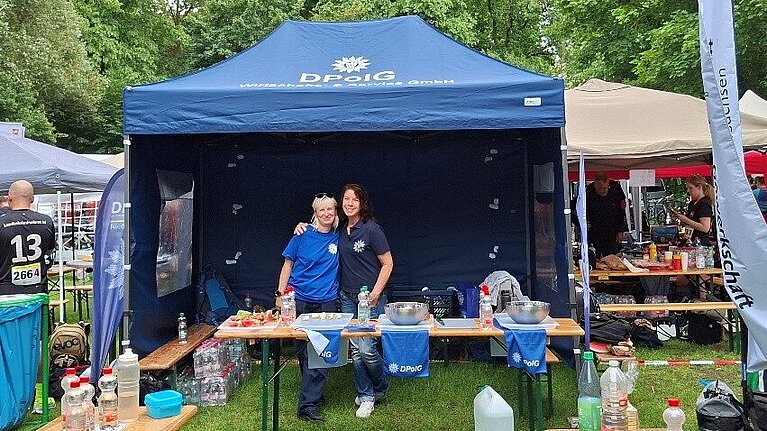 Katja Riegel und Monika Adam (v.l.n.r.) am Stand des DV Hannover beim Behördenmarathon 2026